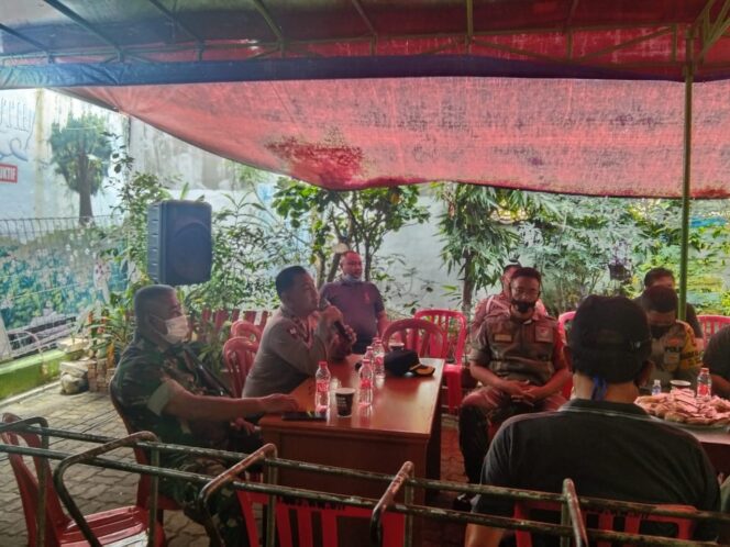 
 Ngopi Bareng Danramil, Kapolsek Jatinegara Bersama Tiga Pilar
