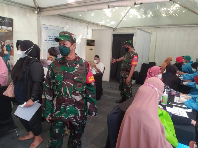 
 Personel Koramil Sukmajaya Depok Beri Pendampingan Vaksinasi di Kecamatan Cilodong