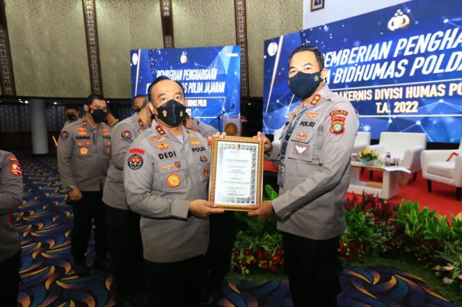 
 Humas Polda Metro Jaya Meraih Peringkat Satu Dan Menerima Piagam Penghargaan