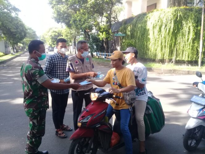 
 Babinsa Koramil 06/Kalideres Kodim 0503/Jakbar Bersama Ketua RW 012, Semanan Membagikan Masker