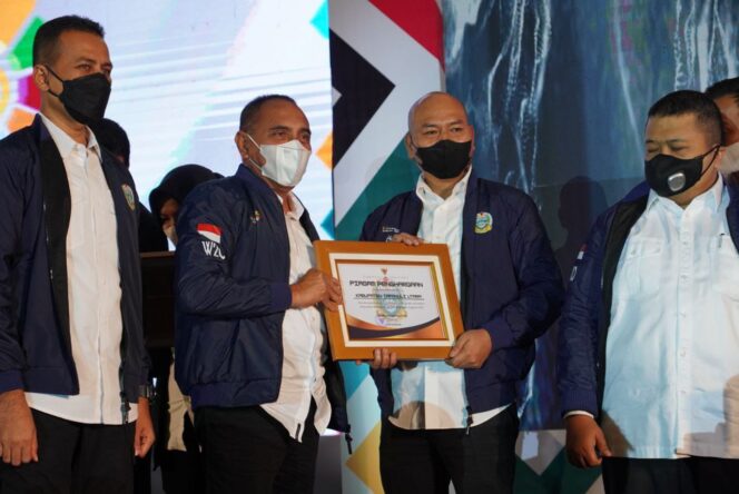 
 Bupati Taput Terima Penghargaan