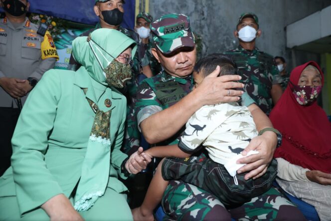 
 Tangis Haru Kasad Saat Mengunjungi Anak Sertu Eka, Korban Kebiadaban KKB Papua