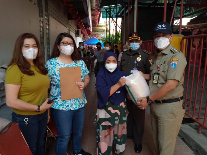 
 Gelar Vaksinasi Booster, Vihara Dharma Bakti Memberikan 10 Kilogram Beras