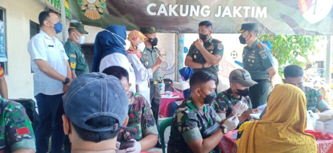 
 Dandim 0505/JT Dampingi Danrem 051/Wkt Tinjau Serbuan Vaksinasi di RW.08 Jatinegara
