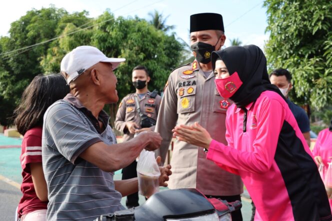 
 Lopo Gratis Keluarga Besar Polres Madina Bagikan Takjil Gratis Kepada Warga, Selama Bulan Suci Ramadhan 1443 H