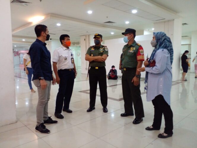 
 Danramil 02/TB Dampingi Dandim 0503/JB Tinjau Pelaksanaan Serbuan Vaksinasi TNI di Kelurahan Jembatan Besi