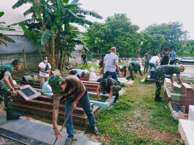 
 Personel Yonif Mekanis 201/Jaya Yudha Melaksanakan Karya Bakti Pembersihan TPU Tipar Mekarsari