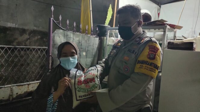 
 Polsek Palmerah Jakarta Barat Menggelar Vaksinasi Malam Hari di Mushola An Nur