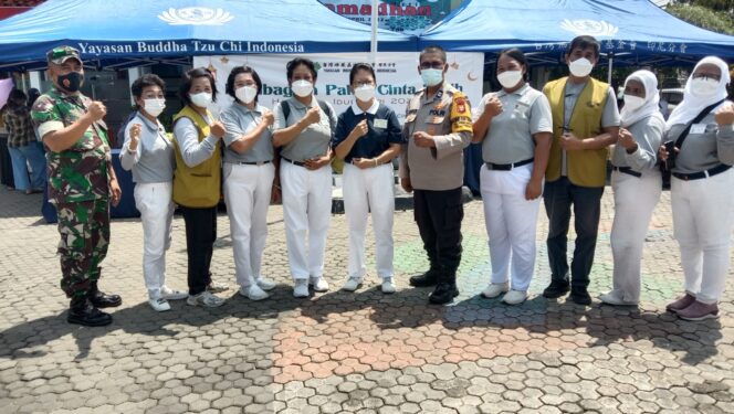 
 Babinsa, Babinkamtibmas Cipinang Besar Utara Bersama Budha Tzu Chi Salurkan Bantuan Sosial ke Warga