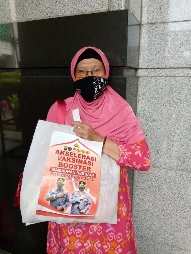 
 Warga Koja Jakarta Utara Antusias Hadiri Vaksinasi Booster yang Digelar Polda Metro Jaya
