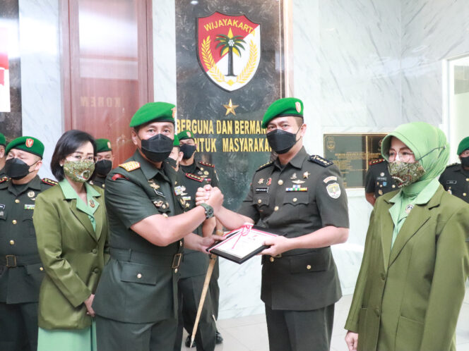 
 Pimpin Sertijab Dandim 0507/Bekasi dan Kasiren Korem 051/Wkt, Danrem Ingatkan Jabatan adalah Amanah
