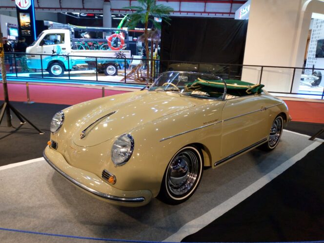 
 Tuksedo Studio Hadirkan Mobil Recreation dan Legend di Pameran IIMS 2002