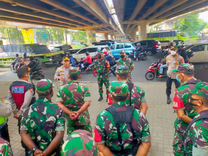 
 Antisipasi Aksi Demo Unsur 3 Pilar Cengkareng Melaksanakan Pengamanan dan Penyekatan di Pos TL Cengkareng, Jakbar