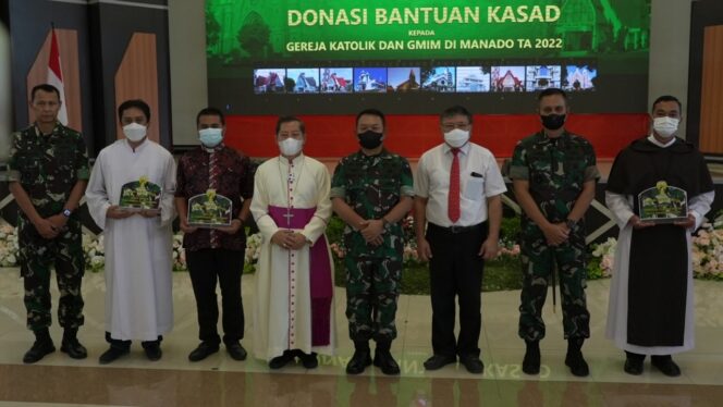 
 Kasad Beri Donasi Bantuan Gereja GMIM dan Katolik di Manado