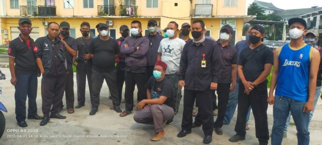 
 Puluhan Security City Garden Menuntut Upah Mereka Dibayarkan, Jakbar
