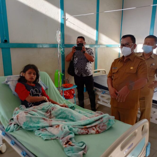 
 Bupati Toba Jenguk Korban Tanah Longsor di Dusun Nassau