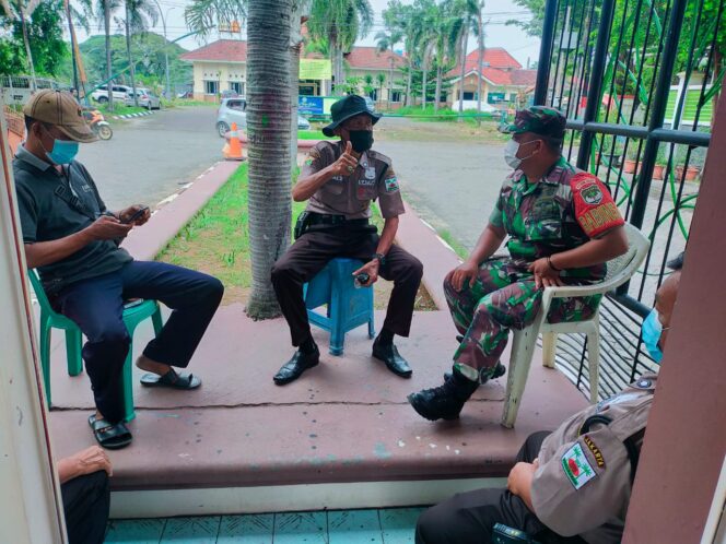 
 Babinsa Koramil04 Cengkareng Ingatkan Prokes dan Kamtibmas di Bulan Suci Ramadhan