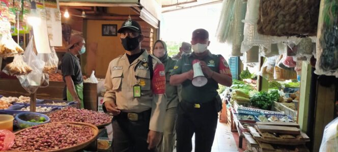 
 Babinsa Koramil04 Cengkareng Bersama 3 Pilar  Pantau Harga Kebutuhan Pokok Jelang Idul Fitri