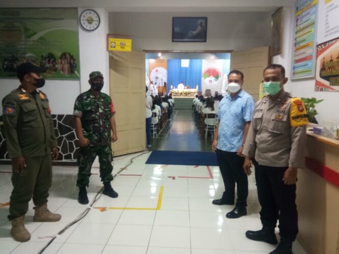 
 Babinsa Koramil 02/TB Kodim 0503/JB Melaksanakan Pengamanan Ibadah Misa di Gereja Kristus Damai Duri Selatan