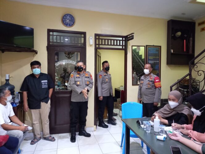 
 Polsek Kembangan Jakarta Barat Menggelar Vaksinasi Covid-19 malam