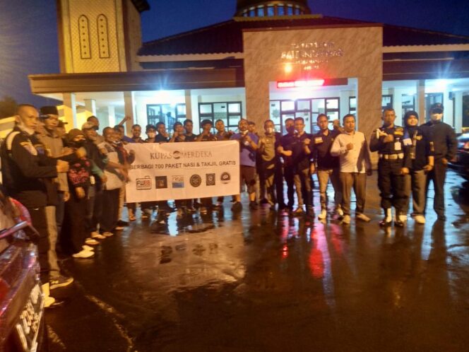 
 Media Kupas Merdeka dan Forum Wartawan Bogor Bersatu (FWBB) Membagikan Paket Nasi dan Takjil Kepada Masyarakat