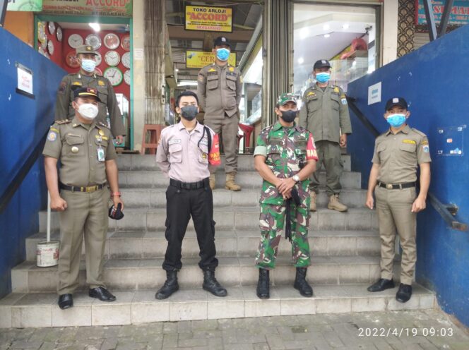 
 Jangan Bosan !!!! Terus Bagikan Masker Di Pasar PD Jaya Bojong Indah oleh Babinsa Koramil 04/Cengkareng