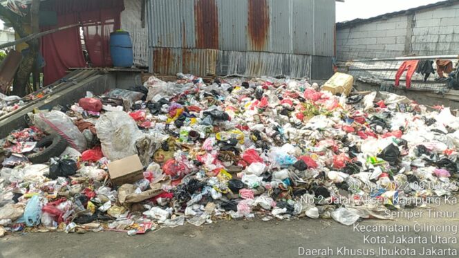 
 Sampah di Penampungan Sementara Rawamalang Timbulkan Bau Menyengat