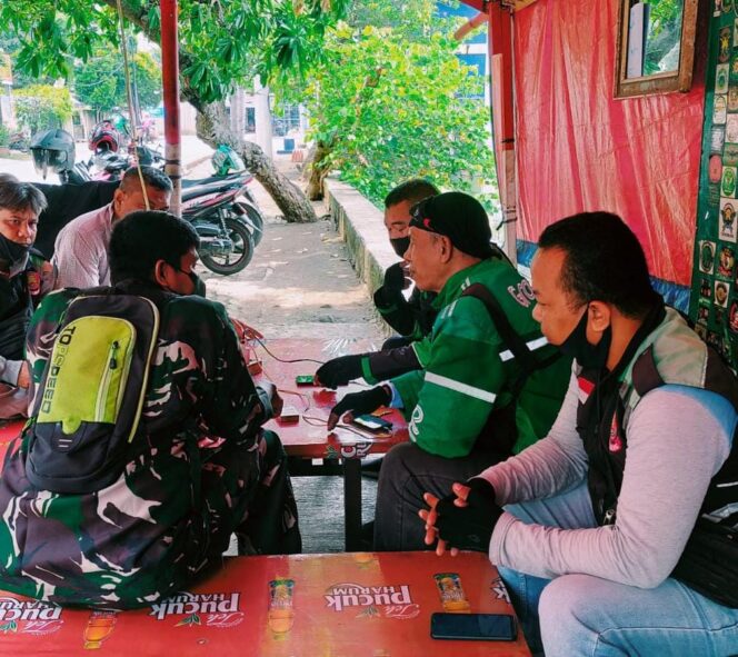
 Sambil Nongkrong Serma Andi Babinsa Koramil-04/CK Mangajak Driver Ojol  Membantu Memonitoring Tindak Kriminalitas Dibulan Ramadhan