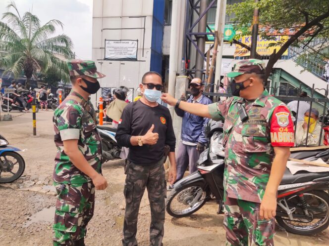 
 Laksanakan Sosialisasi, Edukasi Penggunaan Masker, Babinsa Koramil04 Cengkareng Turun ke Pasar