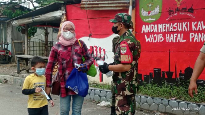 
 Laksanakan Sosialisasi, Edukasi Penggunaan Masker,Babinsa Koramil04 Di Kampung Pancasila Cengkareng