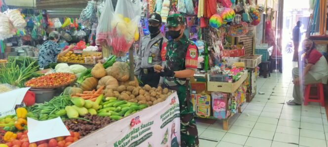 
 Babinsa Koramil04 Cengkareng Pantau Harga Kebutuhan Pokok Jelang Idul Fitri