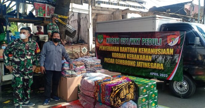 
 Danrem 051/Wijayakarta Berikan Bantuan Korban Kebakaran Pasar Gembrong Cipinang Besar Utara