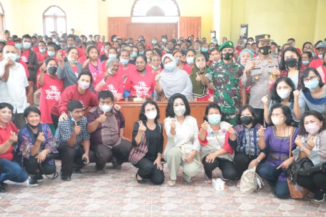 
 Ketua TP. PKK Tapanuli Utara Kunjungi Korban Bencana Di Sigotom