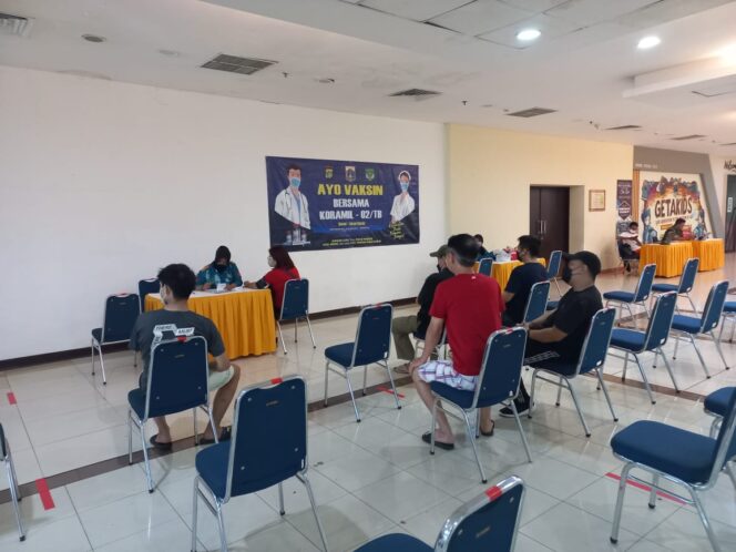 
 Serbuan Vaksinasi TNI Kodim 0503/JB Koramil 02/TB,26 Orang Tervaksin di Mall Season City