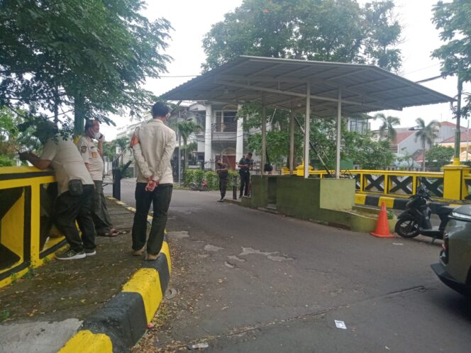 
 Penutupan Portal yang Dilakukan Sepihak di Perbatasan RW 011 Kelurahan Duri Kosambi dan RW 012 Kelurahan Semanan, Jakbar