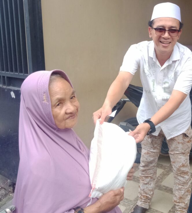 
 Yayasan Al-Fakir Berbagi Kebahagiaan Menyalurkan Ratusan Beras Kepada Kaum Dhuafa