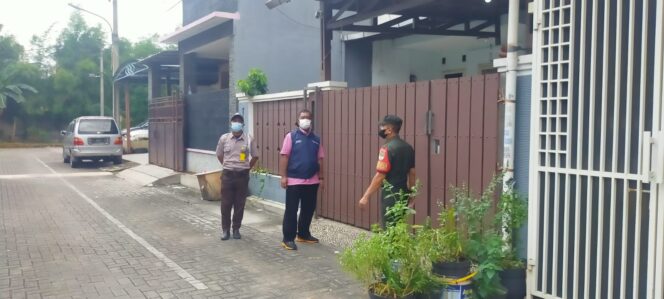 
 Babinsa Serka Iwan Bersama Tiga Pilar Cengkareng Barat Patroli H+3 Idul Fitri 1443 H