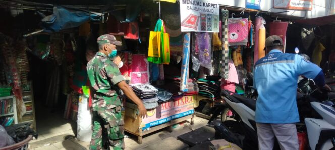 
 Pantau Harga kebutuhan Pokok Pasca Lebaran Babinsa  Kedaung Kaliangke Keliling Pasar