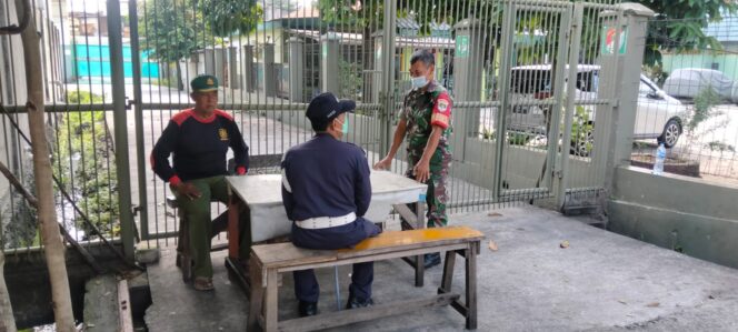 
 Babinsa ajak Petugas Keamanan Cengkareng Indah Untuk Jaga Kamtibmas