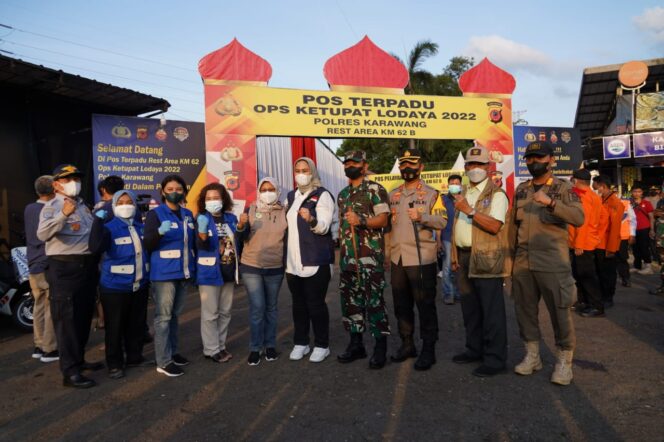 
 Wakapolri Tinjau Lokasi Pos Pam KM 62 B Kabupaten Karawang Dalam Rangka Pengamanan Arus Balik Lebaran 2022