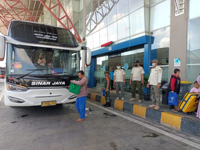 
 Pengamanan Arus Balik Mudik H+5 Lebaran, Koramil 06/Cakung Bersama Tiga Pilar Amankan Terbus Pulogebang