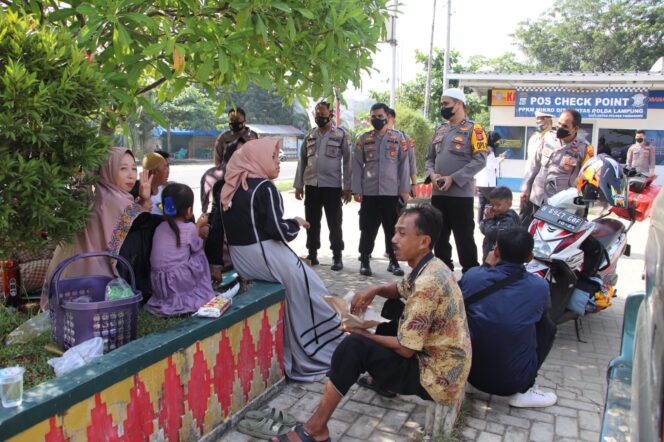 
 Kapolres Pringsewu Sapa dan Himbau Pemudik Yang Hendak Pulang Jawa