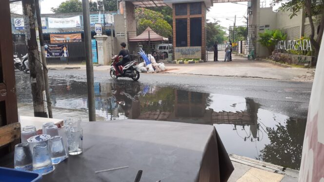 
 Pengguna Jalan Raya Ceger Tangsel Sering Terjatuh Akibat Genangan Air Saluran jadi Mampet