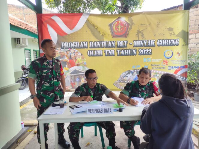 
 Hari ke-6 Bantuan Tunai Minyak Goreng Kembali di gelar di Koramil04 Cengkareng