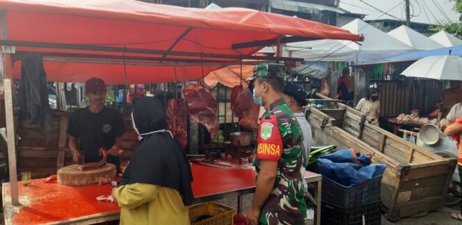 
 Babinsa Koramil04 Cengkareng Pantau Harga Kebutuhan Pokok di Pasar Tradisional