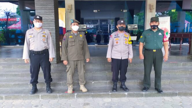 
 Koramil 04 Cengkareng Bersama 3 Pilar Pantau Gereja di Wilayah Cengkareng