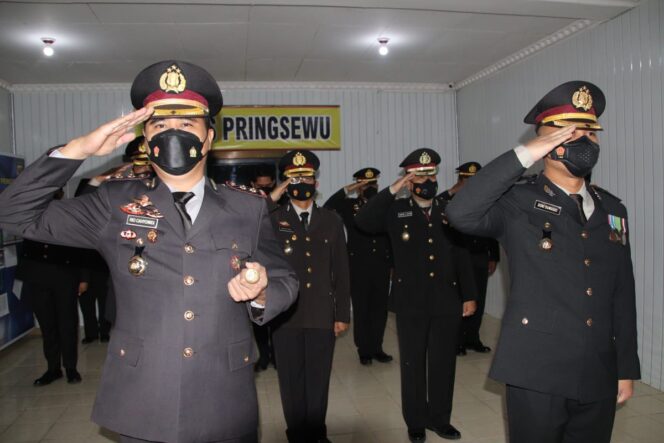 
 Kapolres dan Wakapolres Pringsewu Beserta Pejabat Utama Ikuti Upacara Peringati Hari Lahir Pacasila Secara Virtual