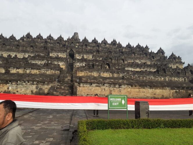 
 Memperingati Hari Lahirnya Pancasila Bendera Merah Putih Sepanjang 1.000 meter Mengelilingi Candi Borobudur