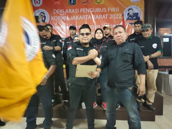 
 Sekjen DPP FWJ Indonesia Serahkan SK Korwil Jakbar