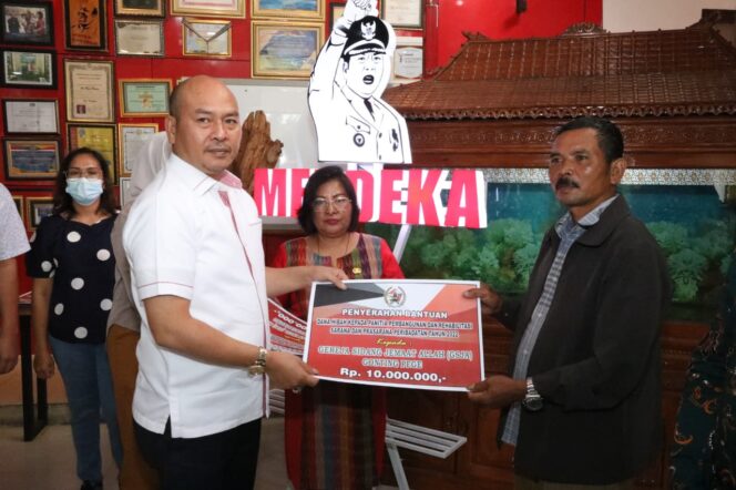 
 Bupati Tapanuli Utara Serahkan Bantuan Dana Hibah Kepada 89 Rumah Ibadah